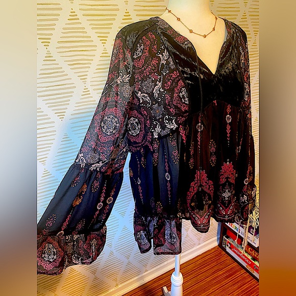 Patterned Blouse - Picture 3 of 3